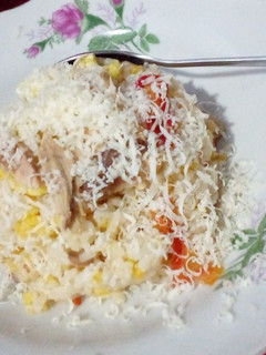 A picture of Fried Rice and grated cheese (nasi goreng keju).