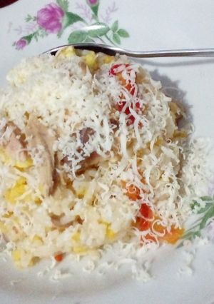 A picture of Fried Rice and grated cheese (nasi goreng keju).