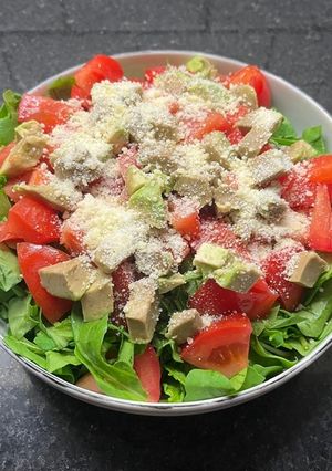Una foto de Rúcula y palta