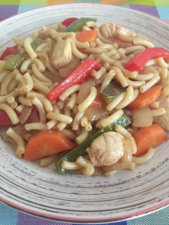 Una foto de Fideuá salteada con verduras y pollo