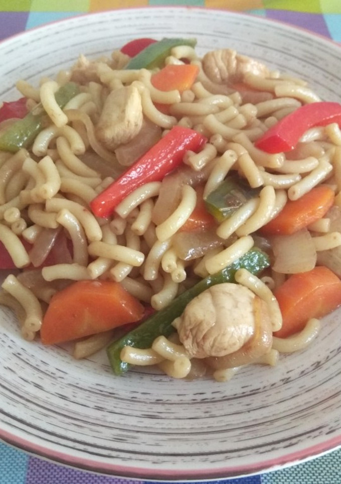 Una foto de Fideuá salteada con verduras y pollo