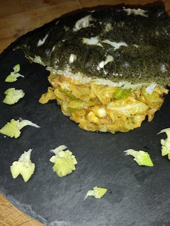 Una foto de Rodaballo con col esparraga y brotes de coliflor