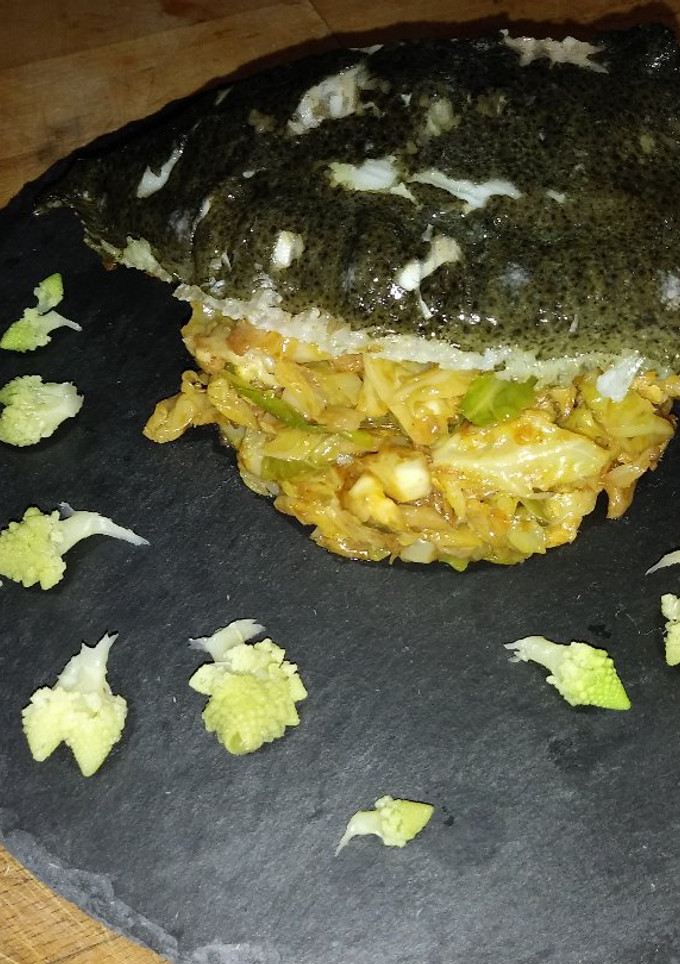 Una foto de Rodaballo con col esparraga y brotes de coliflor