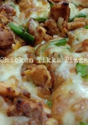 A picture of Chicken tikka pizza.