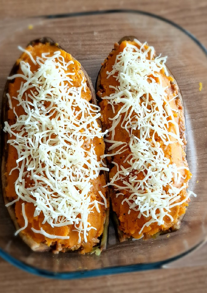 Una foto de Pastel de carne picada con batata sobre berenjena