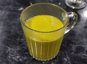 Una foto de leche dorada