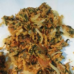 Spinach & onion pakodi/pakora A picture of Spinach & onion pakodi/pakora.