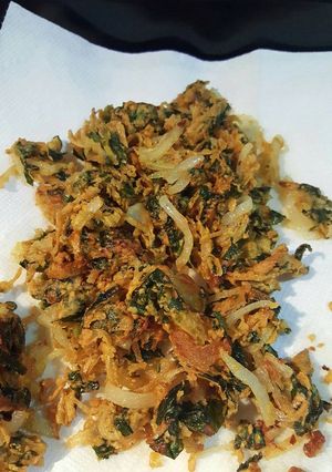 A picture of Spinach & onion pakodi/pakora.