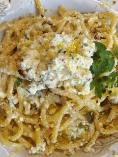 Una foto de Pasta fresca con requesón y pistachos al limón