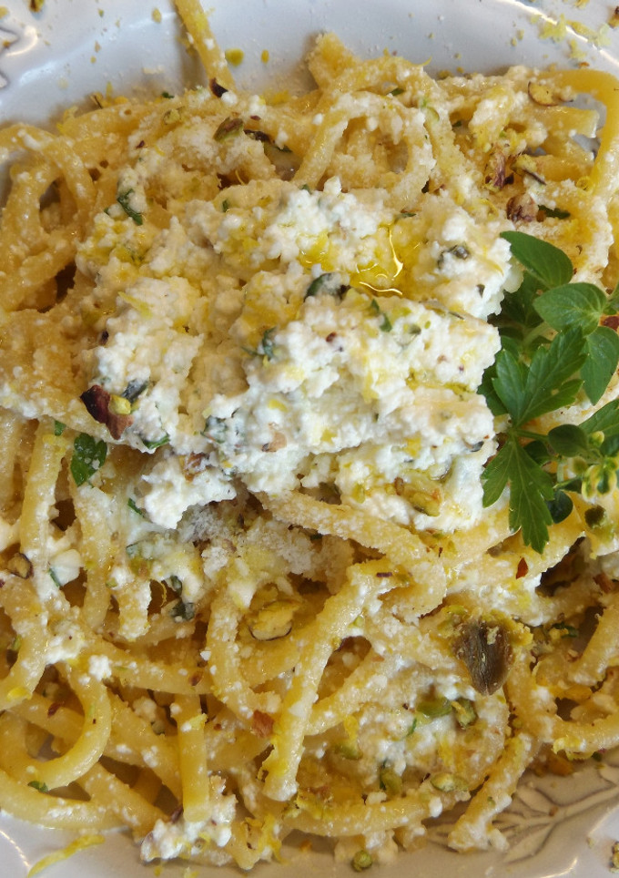 Una foto de Pasta fresca con requesón y pistachos al limón