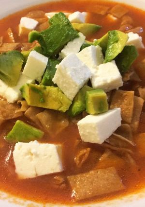 Una foto de Sopa de tortilla con chipotle