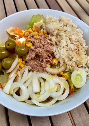 Una foto de Ensalada variada con atún