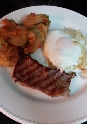 Una foto de Bifes a la plancha de hierro y nidos de cebolla con papas a la española (versión propia)