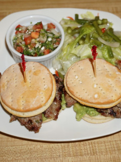 Una foto de HALLULLAS CASERAS CON PALTA Y POTITO DE CHANCHO A LA PLANCHA. JON STYLE