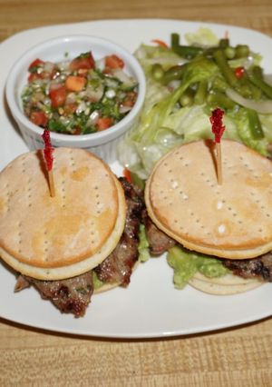 Una foto de HALLULLAS CASERAS CON PALTA Y POTITO DE CHANCHO A LA PLANCHA. JON STYLE
