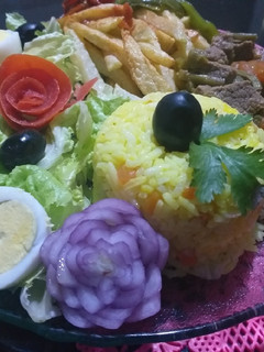 صورة لوصفة طبق لحم وبطاطا وسلطة