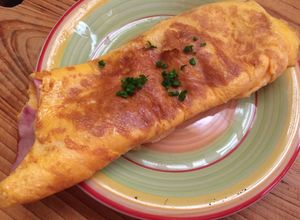 Una foto de Omellete a la francesa jamón y 🧀 queso