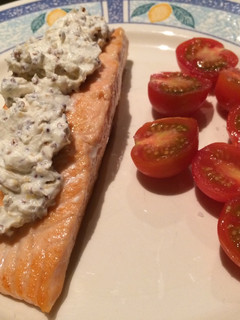 Una foto de Salmón a la plancha con queso Philadelphia y mostaza
