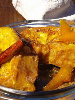 Una foto de Torrijas con aroma de naranja y almíbar de miel y canela