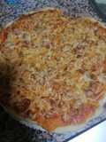 Pizza a los 4 quesos con hamburguesa y salsa gaucha