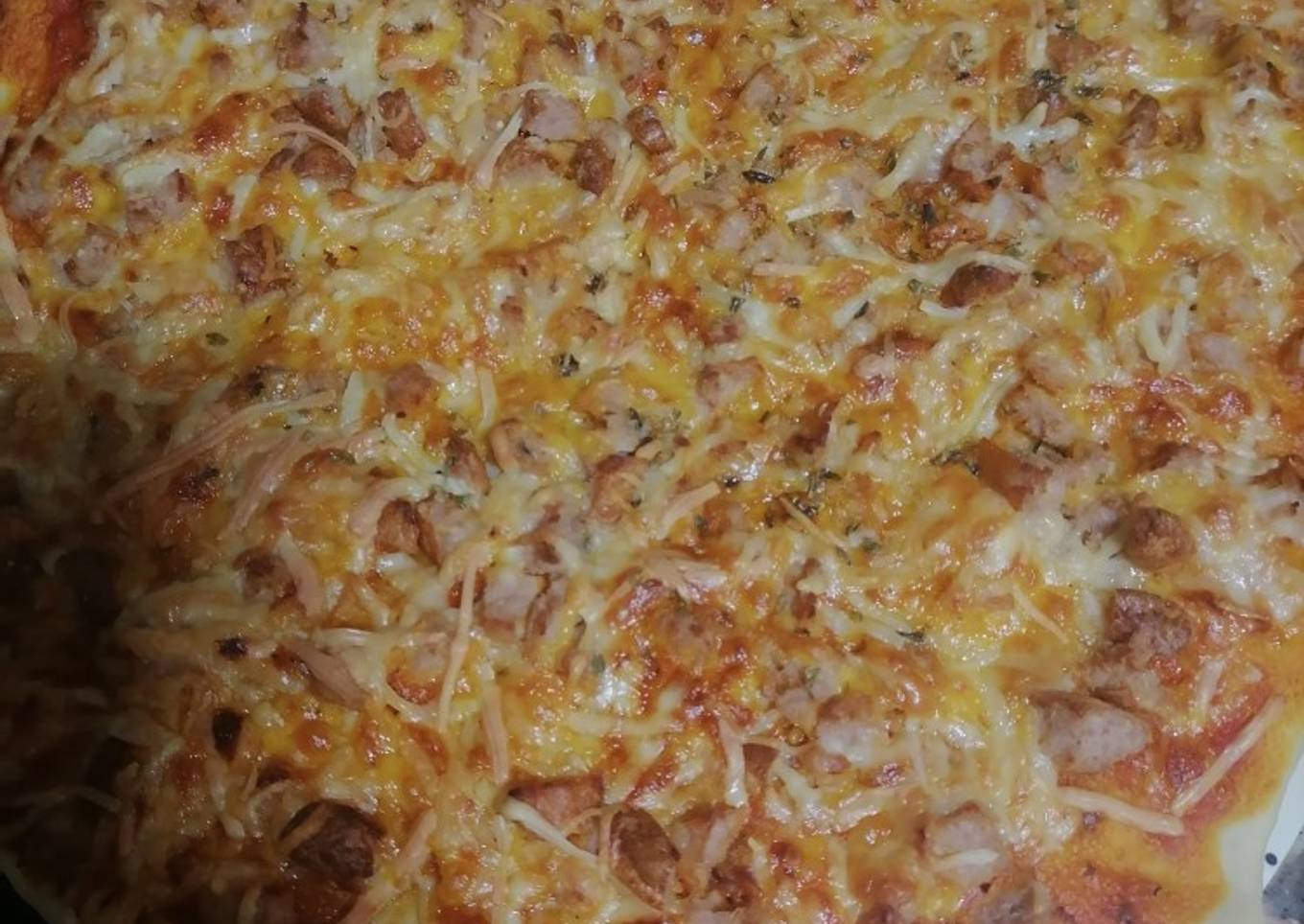 Pizza a los 4 quesos con hamburguesa y salsa gaucha
