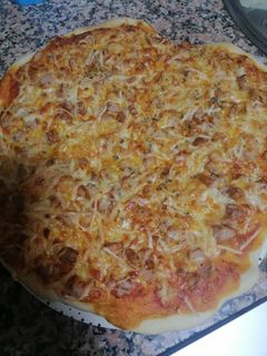 Una foto de Pizza a los 4 quesos con hamburguesa y salsa gaucha