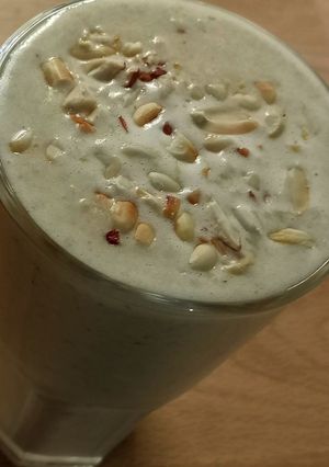 A picture of Oatmeal Banana Smoothie.