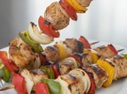 Una foto de brochetas de cerdo a la plancha