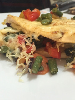 Una foto de Pechugas de pollo con verduras