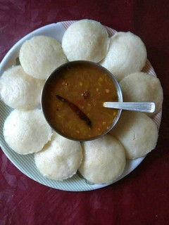ઈડલી સાંભાર (Idli Sambhar Recipe In Gujarati) રેસીપી મુખ્ય ફોટો