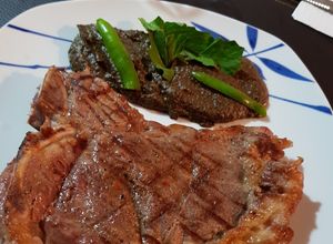 Una foto de T-bone con salsa de huitlacoche al mezcal