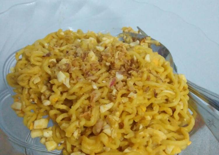 Resep Indomie goreng salted egg oleh Ameliya Endraswari  Cookpad