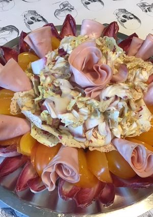 Une photo de Salade composée à la mortadelle (tomates ananas,endives rouges et castelfranco)