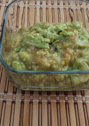 Una foto de Guacamole con salsa de jitomates cocidos