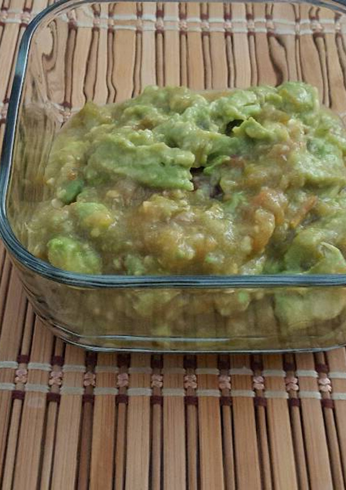 Una foto de Guacamole con salsa de jitomates cocidos