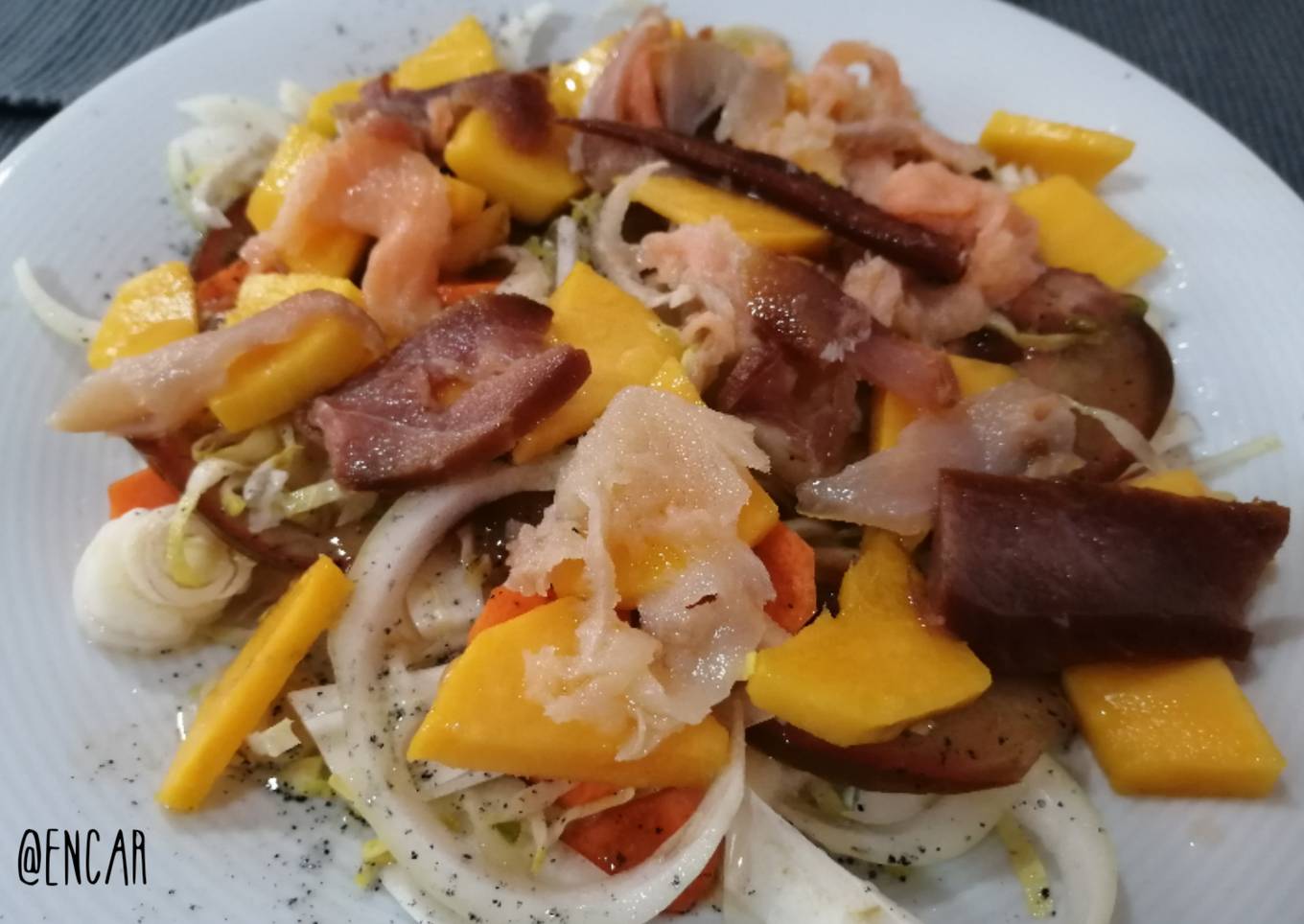 Carpaccio de la huerta y mango con ahumados en aceite