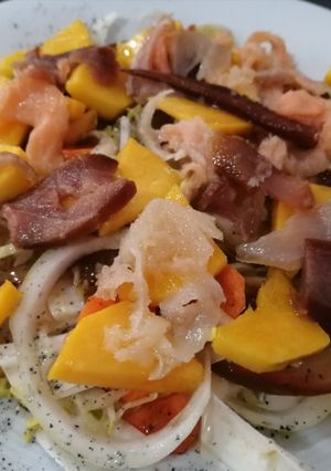 Una foto de Carpaccio de la huerta y mango con ahumados en aceite