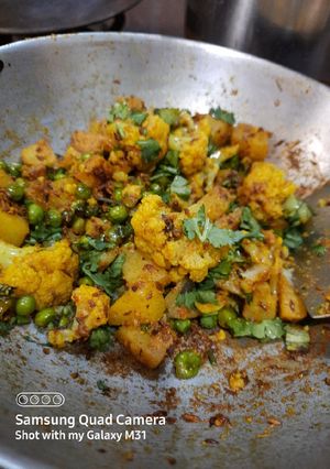 गोभी आलू मटर सब्ज़ी (gobi aloo matar sabzi recipe in Hindi) रेसिपी मुख्य फोटो