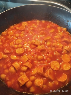 Una foto de Garbanzos con tomate y Frankfurt vegetariano