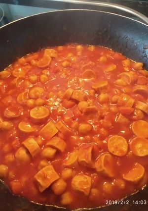 Foto principal de Garbanzos con tomate y Frankfurt vegetariano