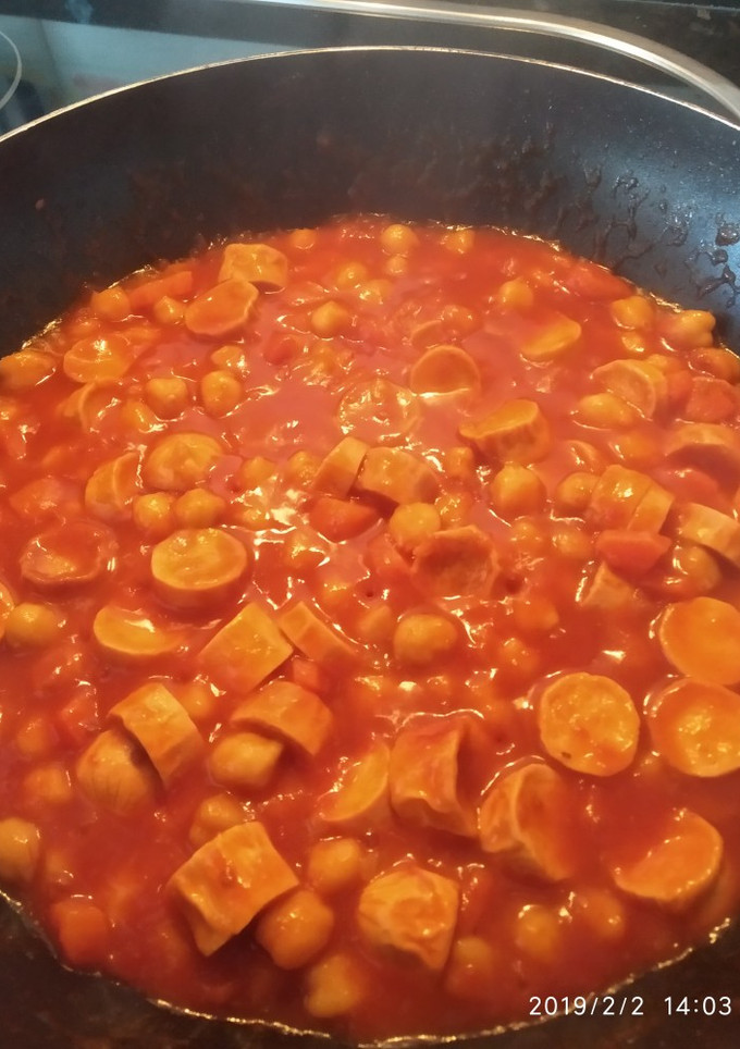 Una foto de Garbanzos con tomate y Frankfurt vegetariano