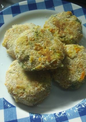 Una foto de Croquetas de brócolis, zanahoria y queso !!
