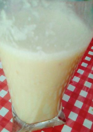 Una foto de Licuado con frutas, avena y frutos secos 💪💪👍😊