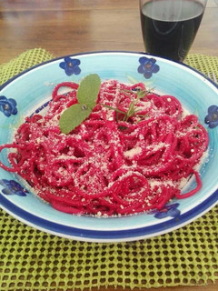 Una foto de Tallarines con salsa de betarraga (remolacha)