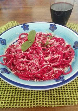 Una foto de Tallarines con salsa de betarraga (remolacha)