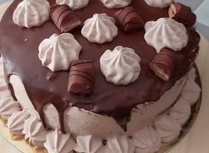 Une photo de Layer Cake Kinder Bueno