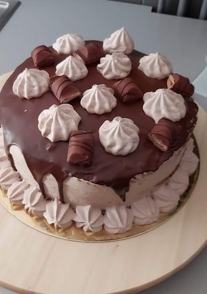 Une photo de Layer Cake Kinder Bueno