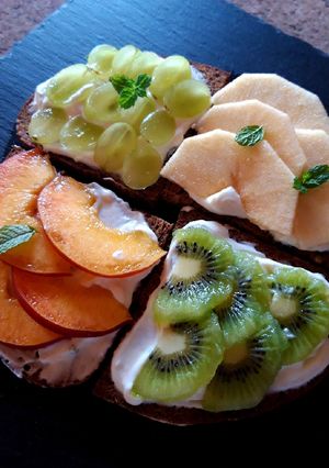 Foto di Bruschetta con frutta e philadelphia (light)