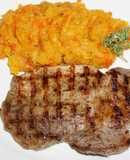 CHULETAS DE CERDO GRILLADAS AL COMINO, PURE DE ZAPALLO CON PIMENTON ROJO