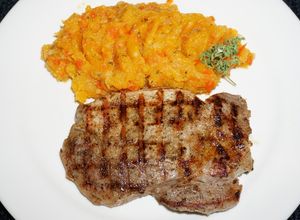 Una foto de CHULETAS DE CERDO GRILLADAS AL COMINO, PURE DE ZAPALLO CON PIMENTON ROJO
